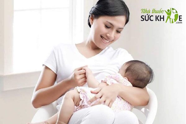 Nhỏ lên ti mẹ là cách uống Vitamin D3 Aquadetrim cho trẻ sơ sinh