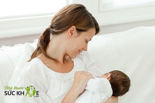 Nhỏ Vitamin D3 lên ti mẹ