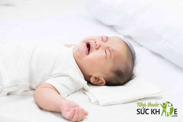 Trẻ quấy kh&oacute;c, n&ocirc;n trớ, t&aacute;o b&oacute;n... l&agrave; dấu hiệu thừa Vitamin D