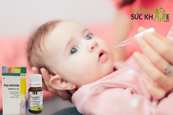 Dùng ống đong lấy Aquadetrim Vitamin D3 cho trẻ sơ sinh