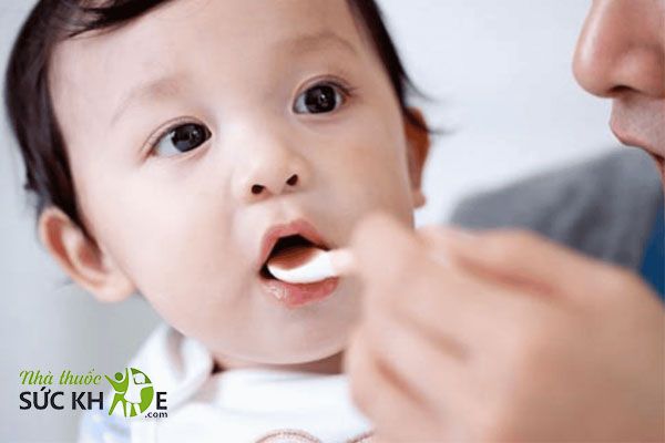 Dùng thìa cho bé uống Vitamin D3