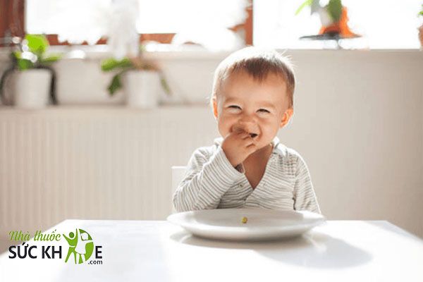Nên cho trẻ uống Vitamin trong hoặc sau khi ăn