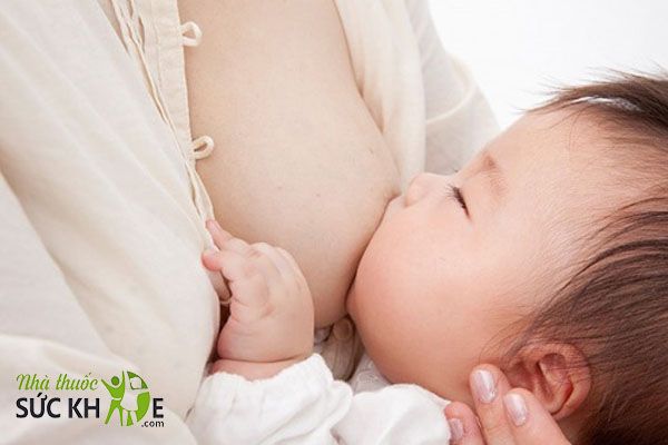 Nhỏ Vitamin D3 K2 lên ti mẹ khi bé bú