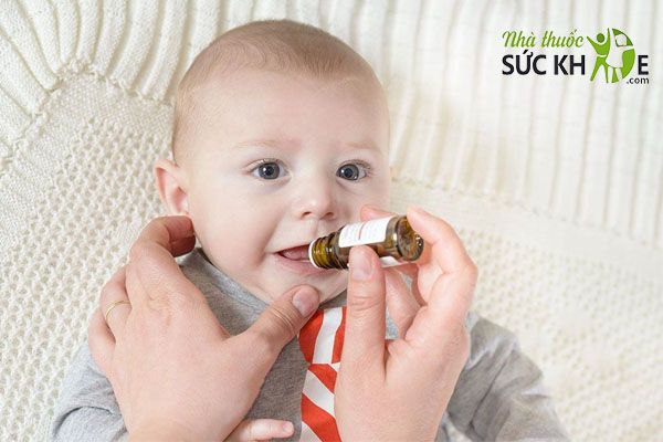 Nhỏ trực tiếp vào miệng cho bé