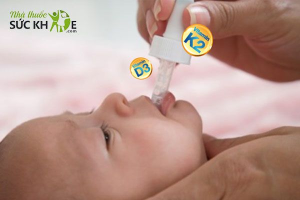Nhỏ trực tiếp Vitamin D3 vào miệng trẻ