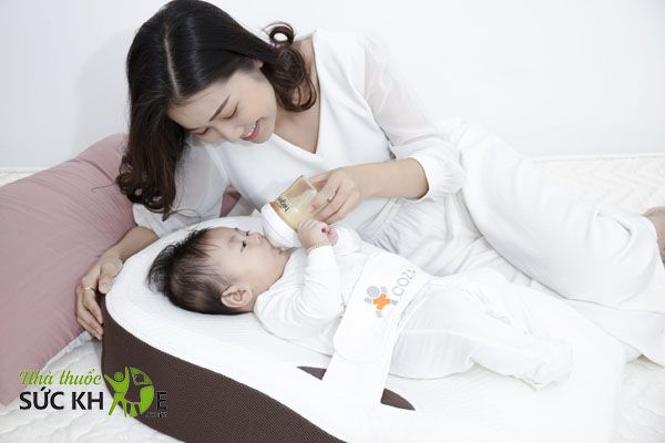 Nhỏ vào bình sữa cho bé