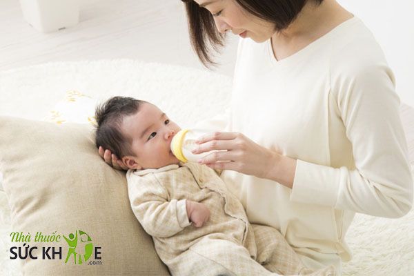 Nhỏ lên bình sữa cho bé bú