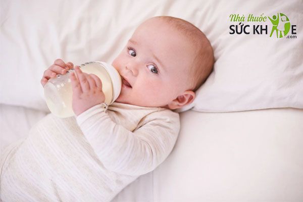 Pha vào sữa công thức cho bé bú