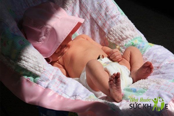 Không phơi nắng khuôn mặt của trẻ