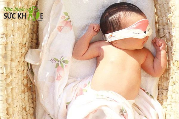 Tắm nắng cho bé