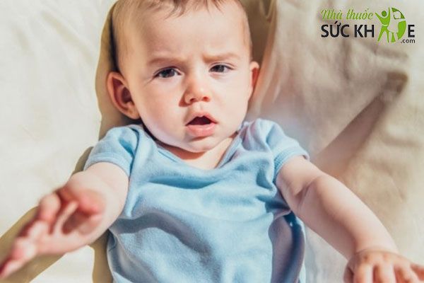 Sụt cân, mẫn cảm với ánh nắng mặt trời, rối loạn tim mạch, mềm xương,... là dấu hiệu thừa Vitamin D