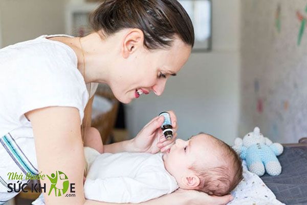 Nhỏ trực tiếp vào miệng cho bé
