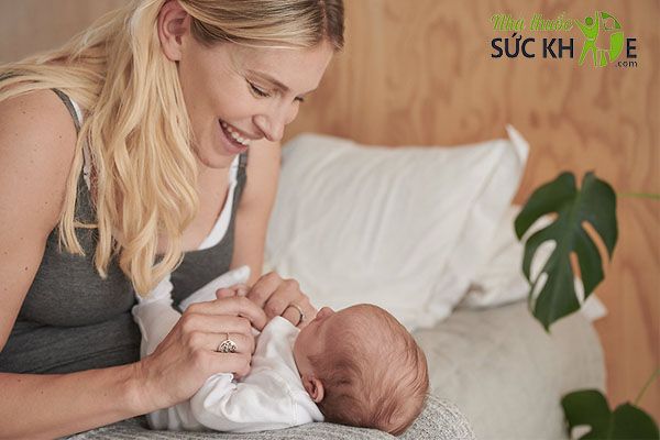 Tham khảo ý kiến bác sĩ trước khi bổ sung Vitamin tổng hợp cho mẹ sau sinhtổng họkp