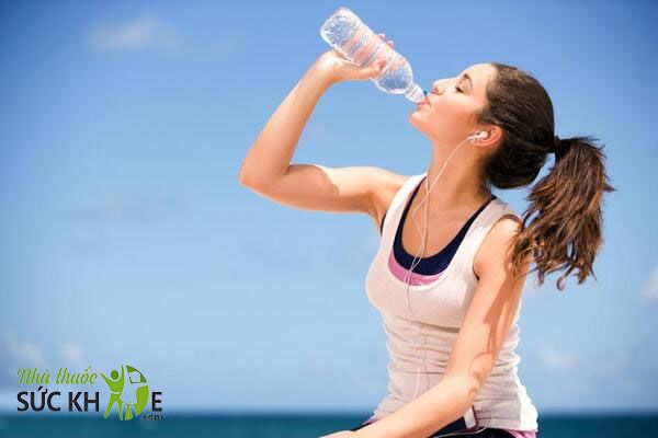 Uống đủ 2 lít nước mỗi ngày