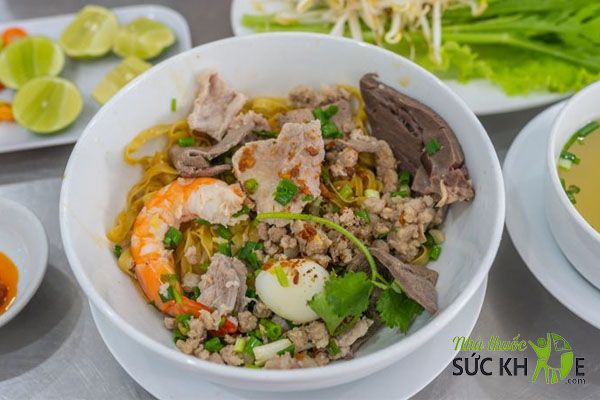 Ăn 1 bát hủ tíu thịt