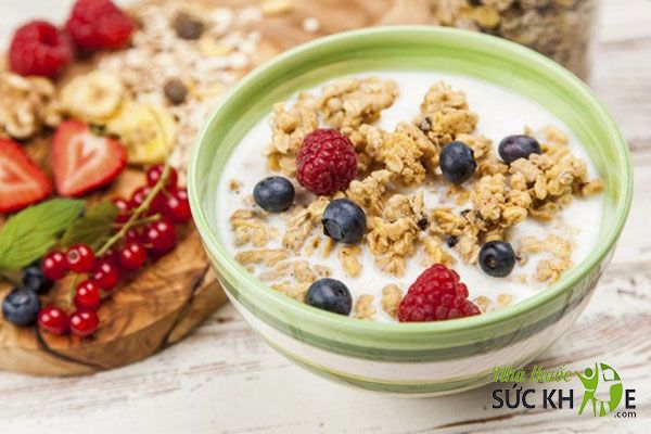 Sữa chua không đường cùng ngũ cốc nguyên hạt