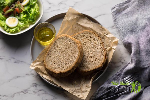 Ăn bánh mì nguyên cám