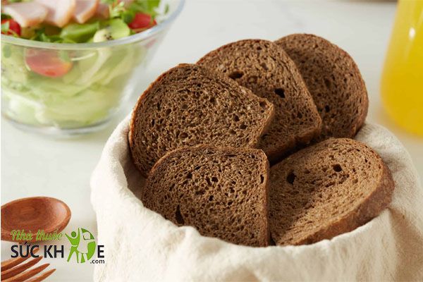 Ăn bánh mì nguyên cám trong thực đơn eat clean giảm cân
