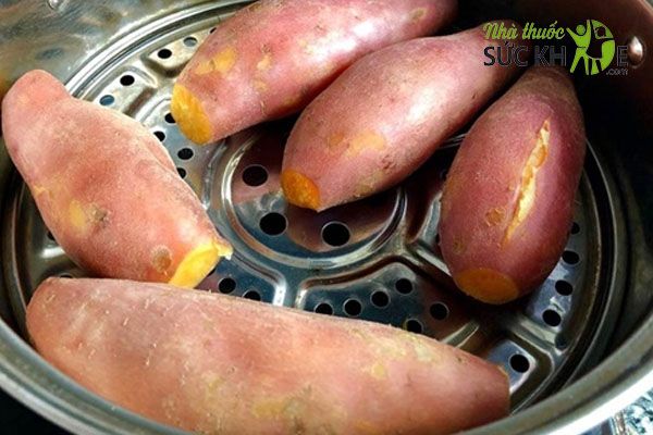 Ăn khoai lang hấp
