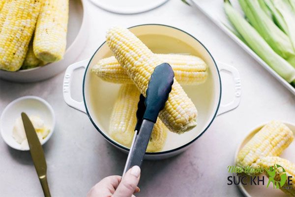 Ngô luộc là món ăn được nhiều chị em lựa chọn khi giảm cân