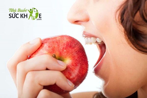 Ăn 1 quả táo trước khi ăn trưa 30 phút