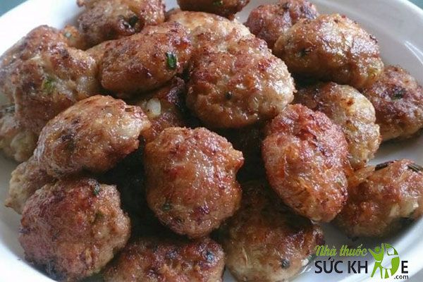 Ăn thịt viên nướng và dưa chuột thái lát