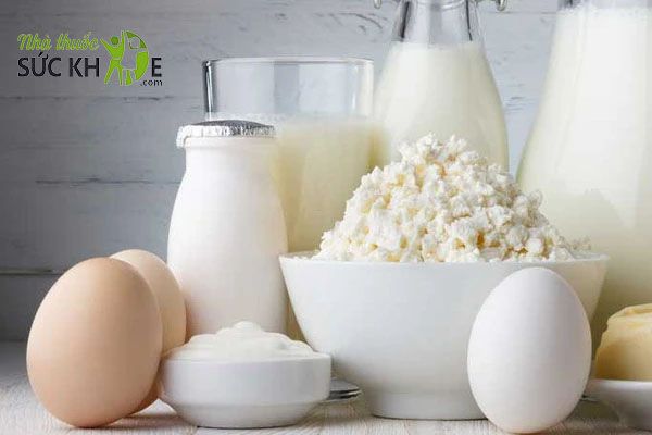 Ăn trứng luộc và sữa tươi