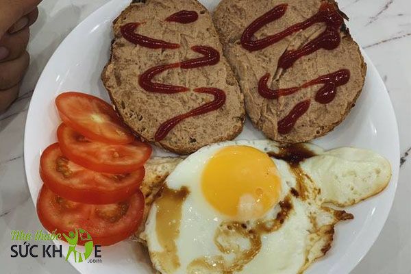 Ăn bánh mì đen và trứng ốp la trong  thực đơn keto 7 ngày