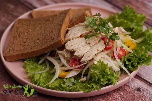 Bánh mì đen ăn cùng ức gà