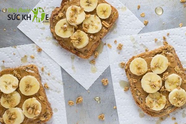 Ăn lát bánh mì đen kẹp chuối