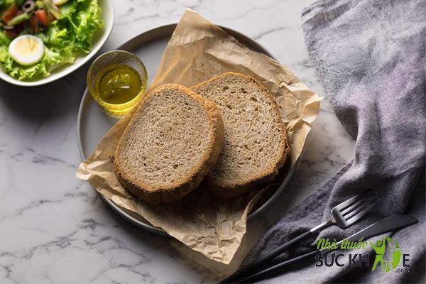 Bánh mì nguyên cám và lòng trắng trứng