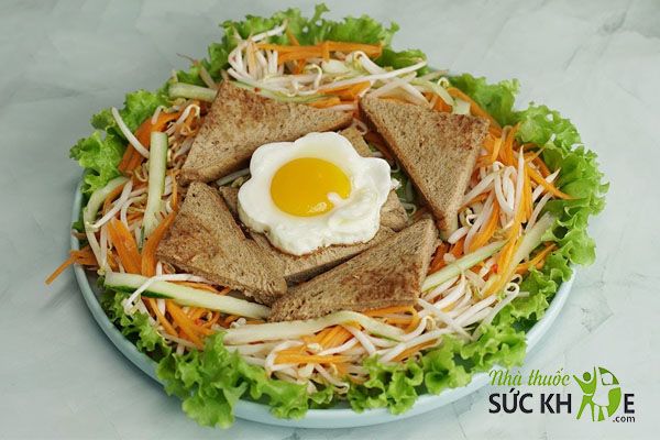 Bánh mì đen và trứng ốp la