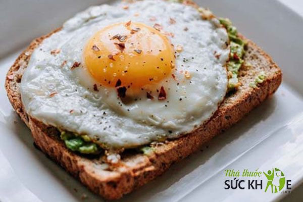 Ăn bánh mì nguyên cám và trứng ốp la