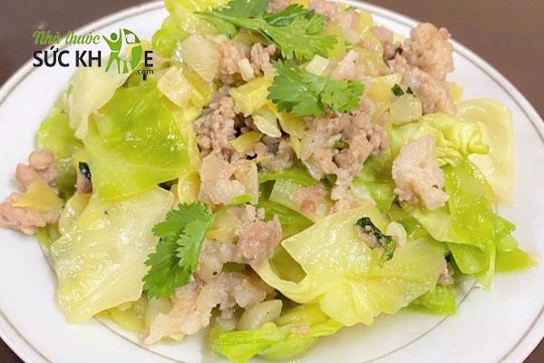 Thêm bắp cải xào thịt vào thực đơn giảm cân 1 tuần 2kg