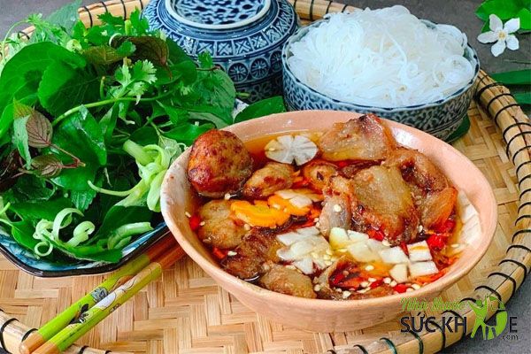Ăn 1 phần bún chả thịt nướng