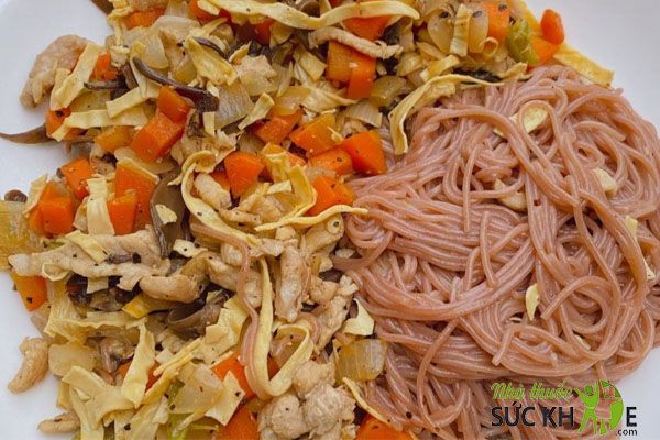 Bún gạo lứt nấu thịt