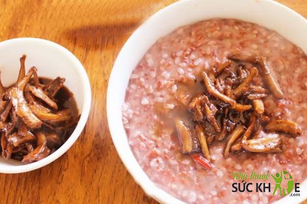 Cháo gạo lứt và cá bống rim