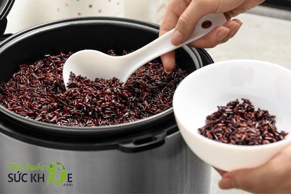 Cơm gạo lứt chứa ít đường bột