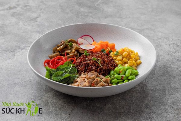 Cơm gạo lứt và gỏi rau củ