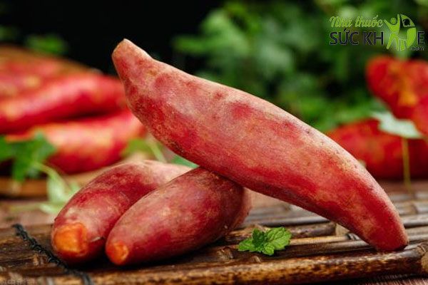 Lựa chọn những củ khoai lang thon dài, đều nhau
