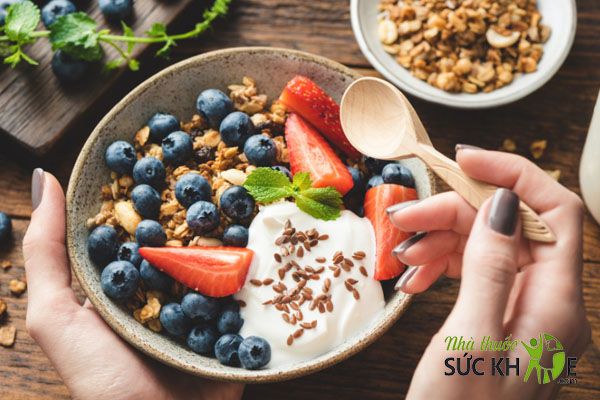 Bổ sung Granola cùng sữa chua không đường