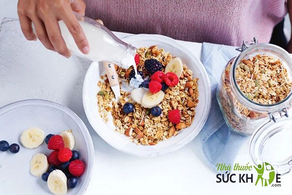 Hạt granola và sữa tươi