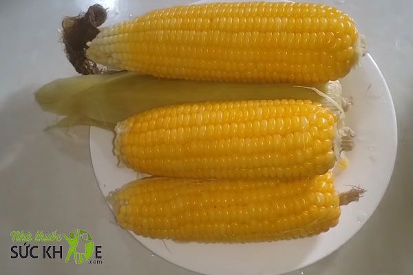 Ăn 1 bắp ngô luộc vào bữa sáng