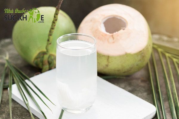 Uống nước ép dừa tươi