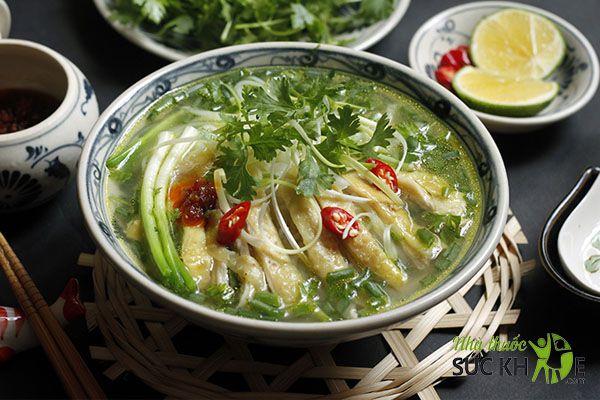Ăn phở gà vào bữa sáng