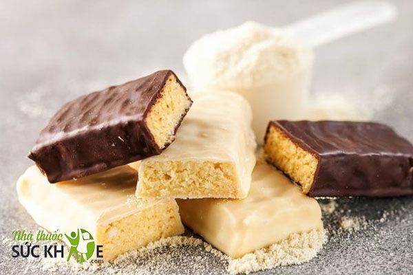 Ăn thanh protein bar trước khi tập