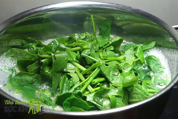 Rau mùng tơi luộc chứa rất ít calo