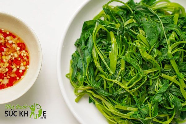 Rau muống luộc chứa hàm lượng sắt cao