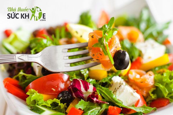 Salad cá hồi trộn rau quả là món ăn được nhiều người yêu thích
