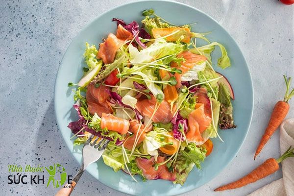 Salad cá hồi trộn rau củ
